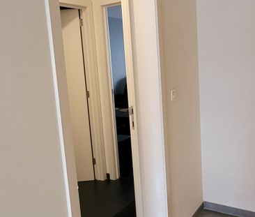 Gezellig energie zuinig gelijkvloers appartement met 1 slaapkamer, ruim terras en ondergrondse staanplaats - Photo 2