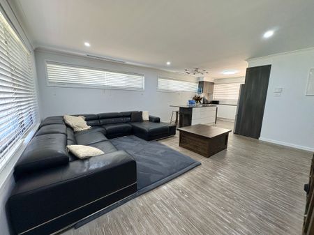 Move In Before Christmas! – Beautifully Renovated 4-Bedroom Home (27 Week Lease Only) - Photo 4