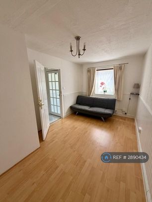 4 bedroom end of terrace house to rent - Photo 1