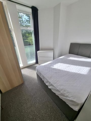 3 bedroom flat to rent - Photo 4
