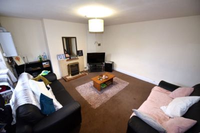 6 bedroom House in Royal Park Road, Leeds - Photo 3