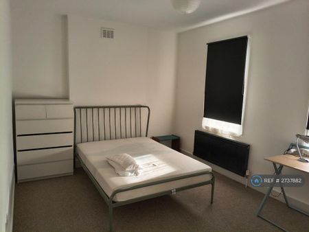 1 bedroom in a house share to rent - Photo 3