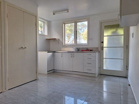 Charming Ellerslie Home - Photo 2