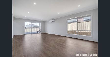 Luxurious Living Awaits in Redstone! - Photo 2