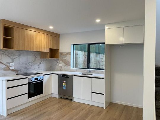 Near New 3 Bedroom + 2.5 Bathrooms + Garage - Photo 1