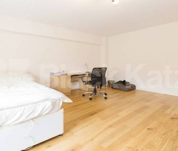 A bright and well-presented furnished studio apartment available to... - Photo 1