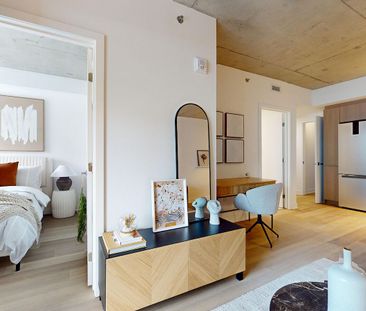 245 Robert-Bourassa Blvd, Montréal, QC - Photo 2