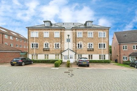 Warren Close, Farnham - Photo 5