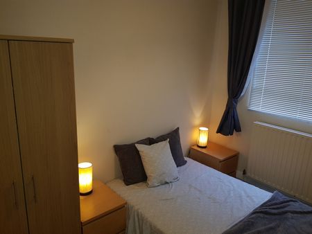 2 Bed Flat, Triangle Place, SW4 - Photo 4