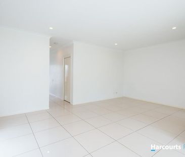 Break lease Upstairs Second living area , modern townhouse with poo... - Photo 2