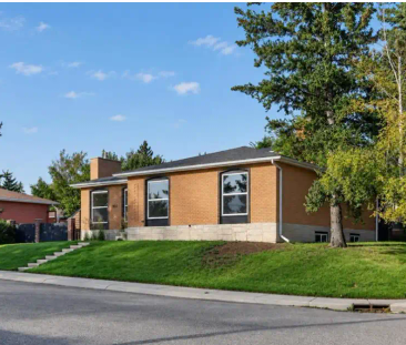 BRIGHT 3 BEDROOM HOME - Photo 1