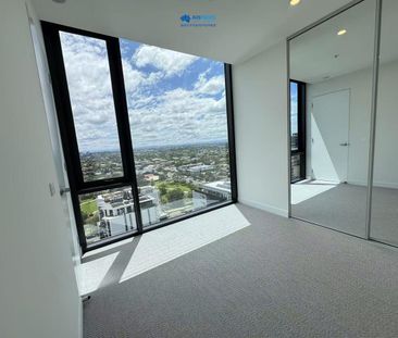 Sunny & Modern 2-Bedroom Apartment with Car Park in Box Hill! - Photo 6
