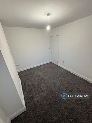 2 bedroom semi-detached house to rent - Photo 4