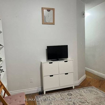 CUTE AND CHARMING 1 BED MAIN FLR WATER AND HEAT UTILITY INCLD - Photo 3