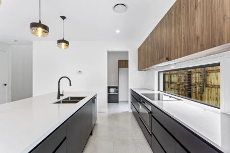 5 bedroom home in Newport. Contact Julie Sykes 0438 050 110 - Photo 3