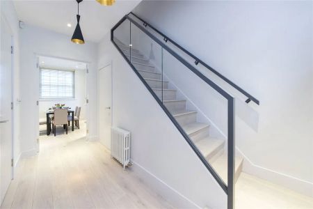 2 bedroom house in Knightsbridge - Photo 5