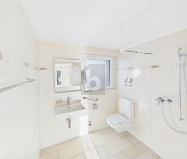 MODERN AND LIGHT-FLOODED - Photo 4