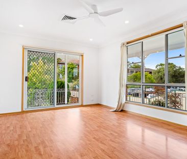 Spacious & Easy Care Three Bedroom Villa - Photo 1