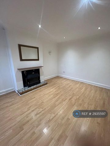 4 bedroom semi-detached house to rent - Photo 2