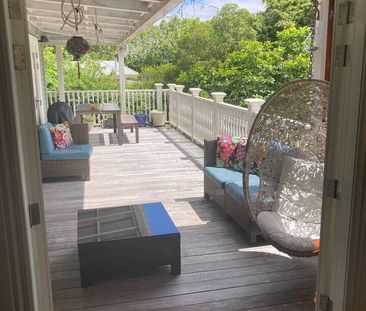 Classic Four Bedroom Villa Recently Renovated - Photo 2