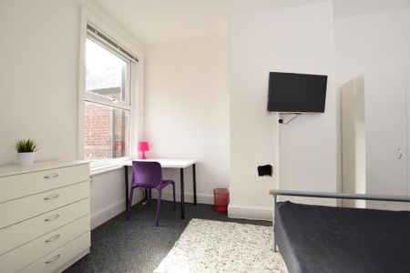 6 bedroom terraced house to rent - Photo 2