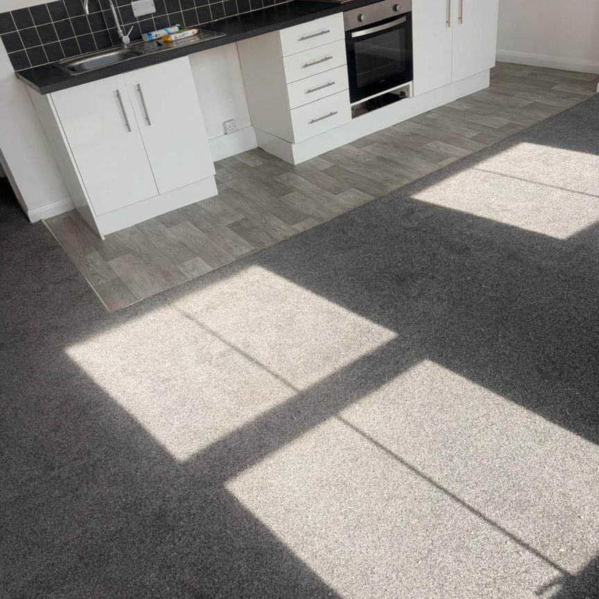 *NEWLY DECORATED* Cavendish Place, Eastbourne - Photo 1