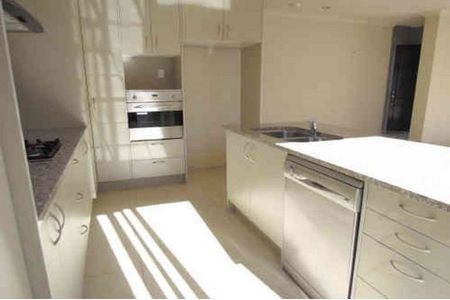 Private 4 Bedroom House - Photo 3