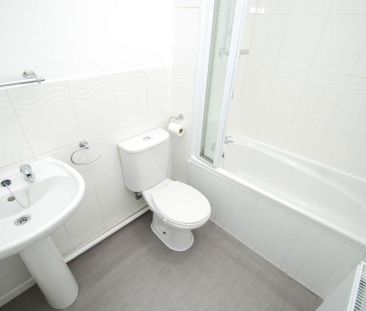 3 bedroom link detached house to rent - Photo 3