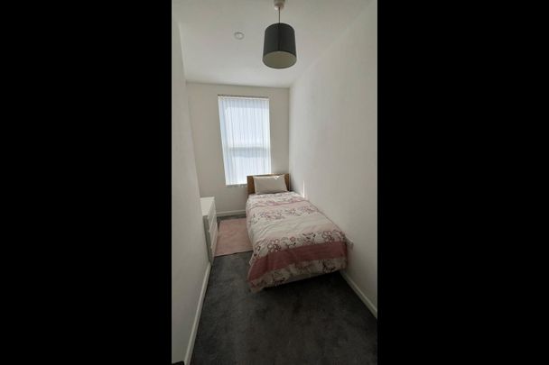 Room in a Shared House, Borough Road, CH42 - Photo 1