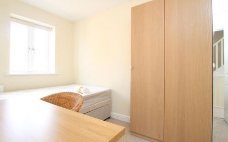 ***STUDENT PROPERTY *** ALL BILLS INCLUDED *** 7 Bedroom student property, 10 min walk to University of the West of England. Bills included - Move in July 2026. - Photo 5