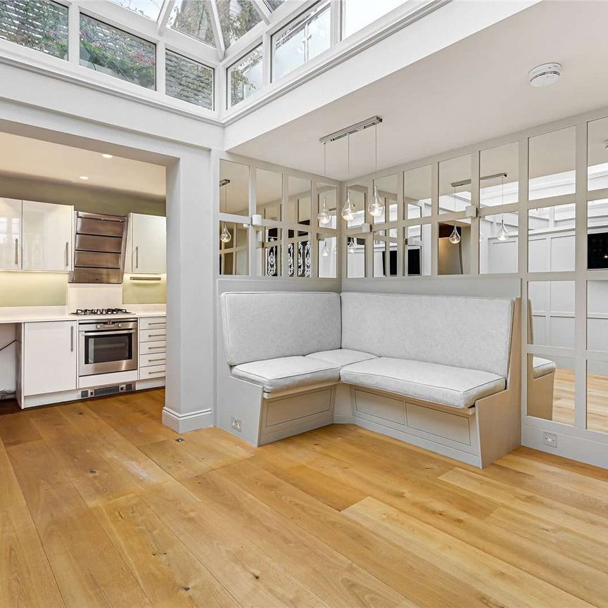 A beautifully presented terraced house situated in the heart of Belgravia. - Photo 1