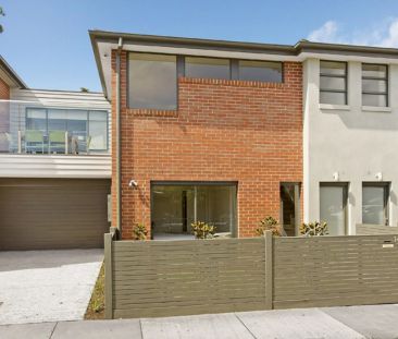 STREET FRONT PRIVATE TOWNHOUSE, WALKING DISTANCE TO SOUTHLAND! - Photo 2
