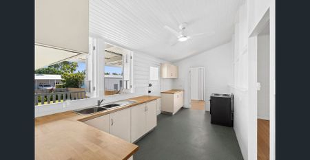 Spacious Queenslander living in prime Cairns North location - Photo 2