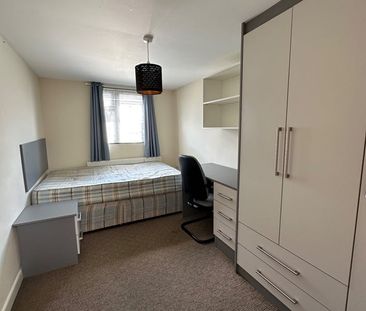 6 Bed Terraced House, Pitcroft Avenue, RG6 - Photo 1