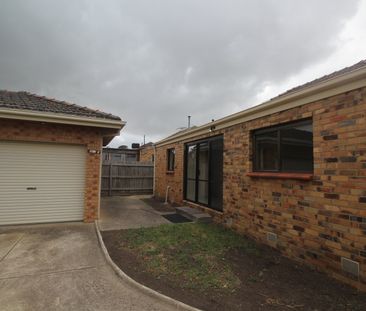 THREE BEDROOM BEAUTY IN A PRIME LOCATION - Photo 4