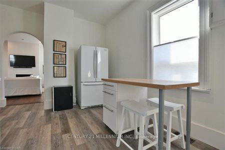 Detached Home For Lease | S8141296 - Photo 2