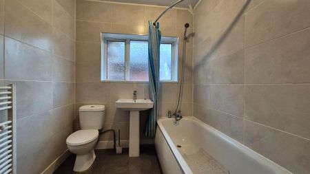 3 bedroom flat to rent - Photo 4