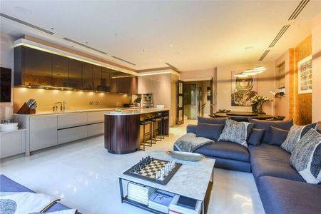 A 6 bedroom townhouse on the most sought-after street in Highgate Village. - Photo 3