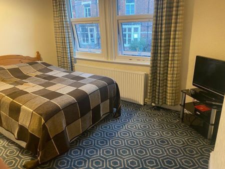 1 bedroom in a house share to rent - Photo 2