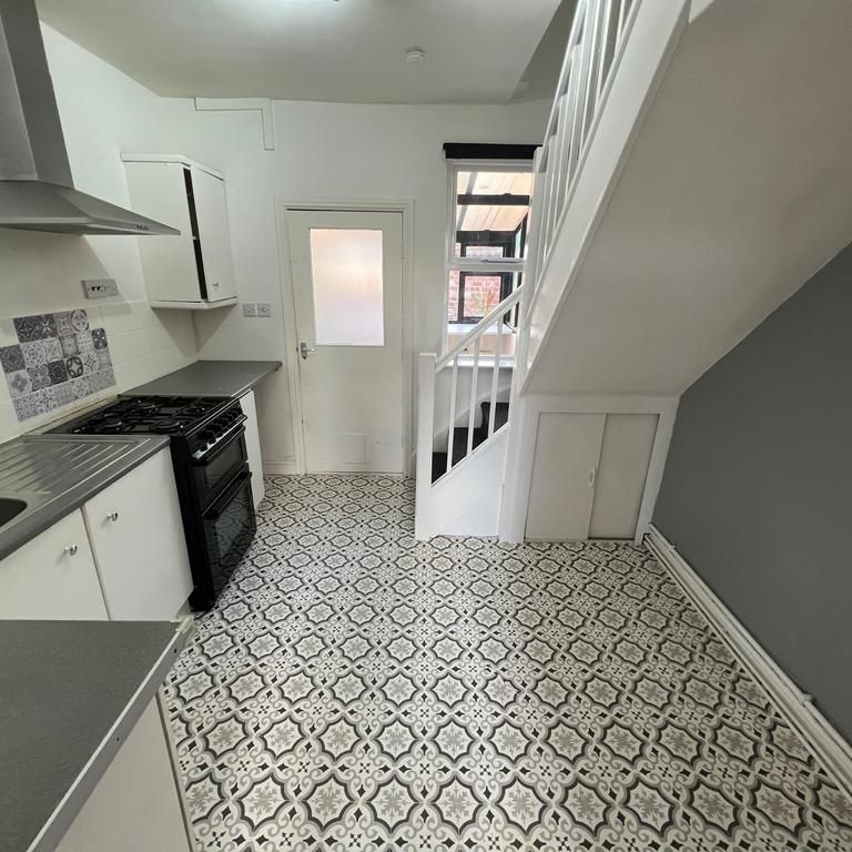 2 bedroom terraced house to rent - Photo 1