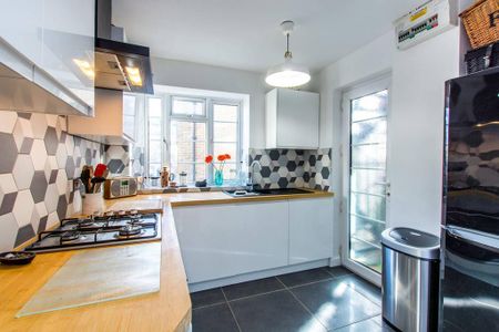 3 bedroom flat to rent - Photo 4