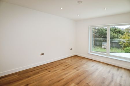 2 bedroom Flat To Let - Photo 3