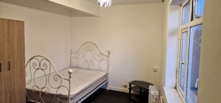 3 Bed Flat, Two Mile Hill Road, BS15 - Photo 2