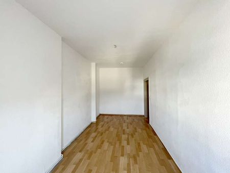 **Charmante Dachgeschosswohnung im Herzen von Halle – 4 Zimmer mit Blick über die Stadt** - Photo 3