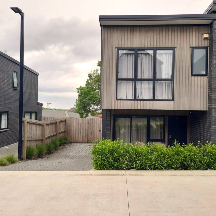 Stylish Townhouse Mt Wellington - Photo 1