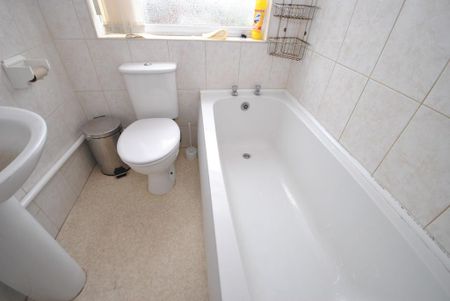 3 bedroom semi-detached house to rent - Photo 4