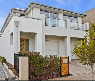 “Spacious 4 Bedroom Home!” - Photo 2