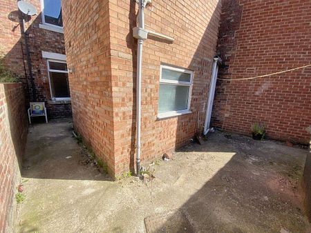 2 bed lower flat to rent in NE31 - Photo 2