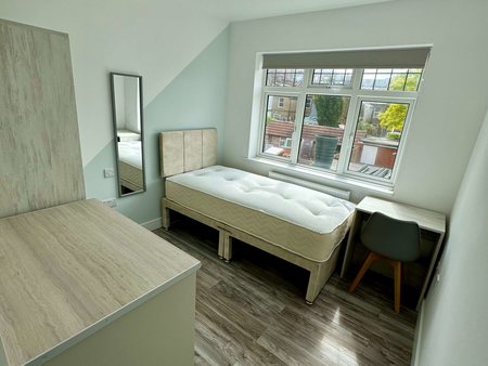 Modern Rooms with Private En-Suites – Just 5 Minutes from Watford General Hospital! - Photo 5