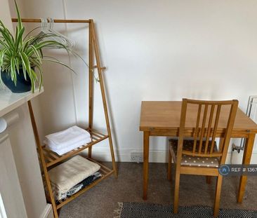 1 bedroom in a house share to rent - Photo 6